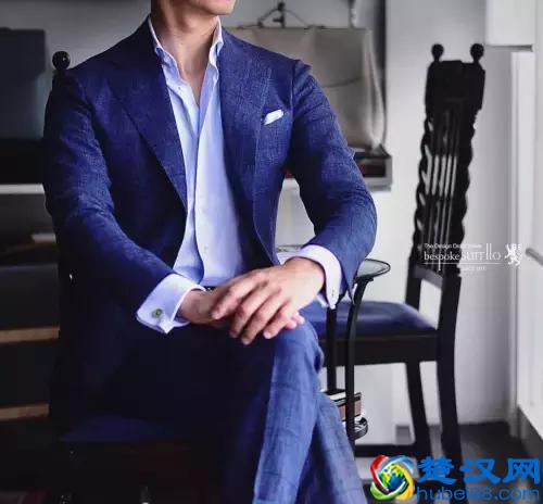 穿西装不一定要配白衬衫，试试这几种颜色