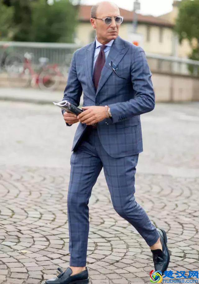 穿西装不一定要配白衬衫，试试这几种颜色