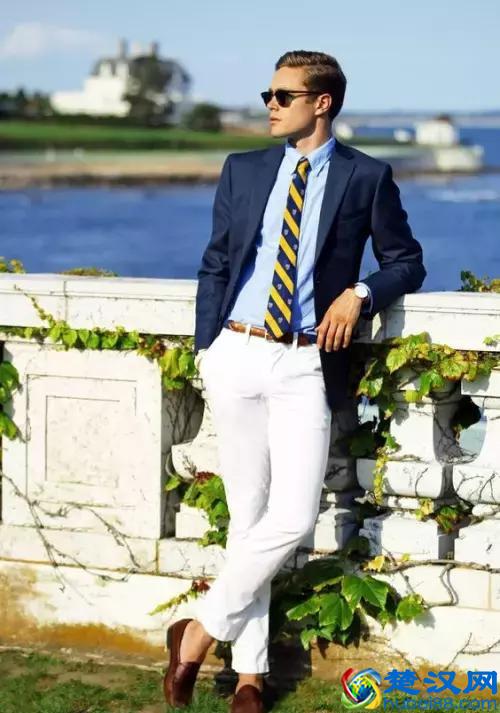 穿西装不一定要配白衬衫，试试这几种颜色