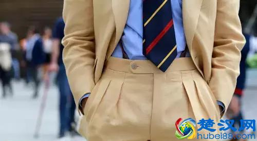 穿西装不一定要配白衬衫，试试这几种颜色