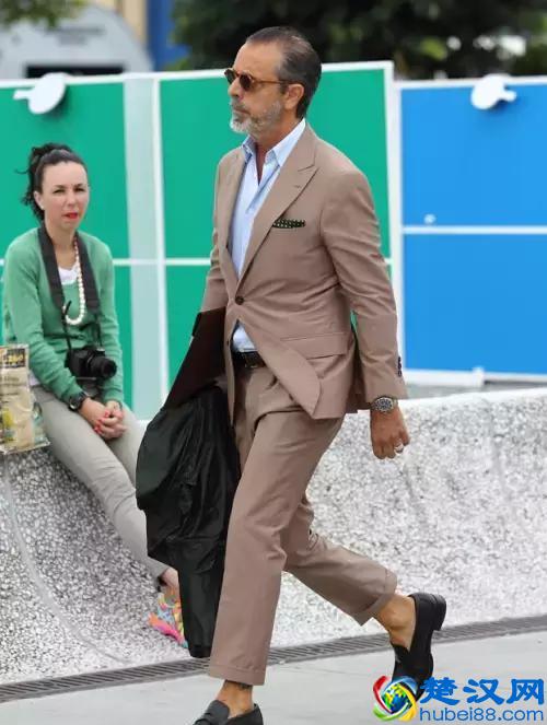 穿西装不一定要配白衬衫，试试这几种颜色