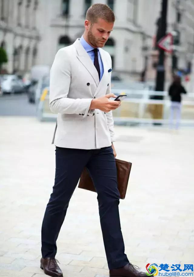 穿西装不一定要配白衬衫，试试这几种颜色