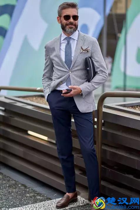 穿西装不一定要配白衬衫，试试这几种颜色