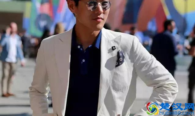 穿西装不一定要配白衬衫，试试这几种颜色