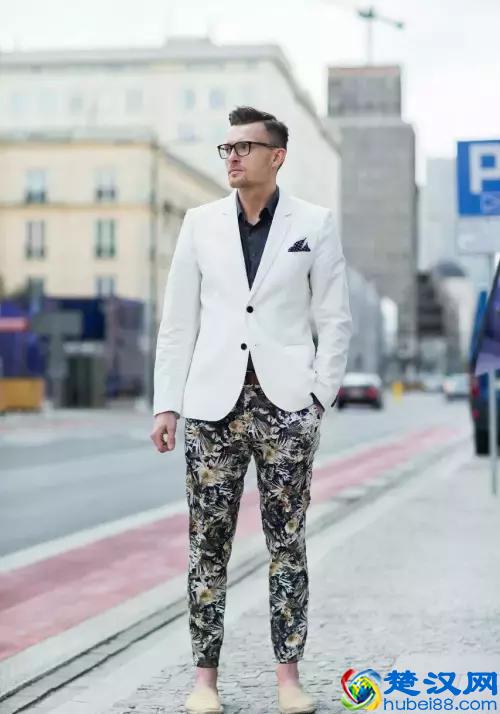 穿西装不一定要配白衬衫，试试这几种颜色