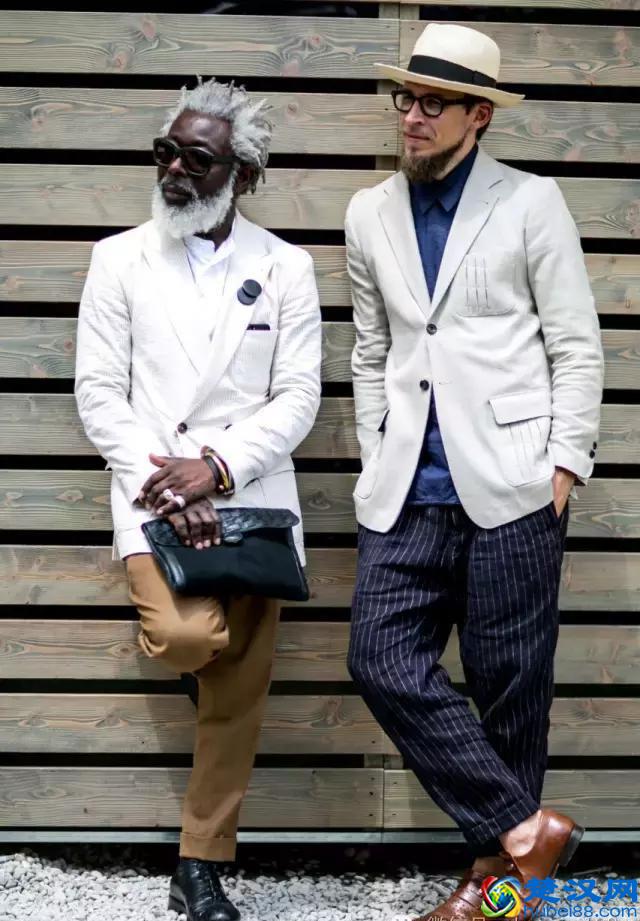 穿西装不一定要配白衬衫，试试这几种颜色