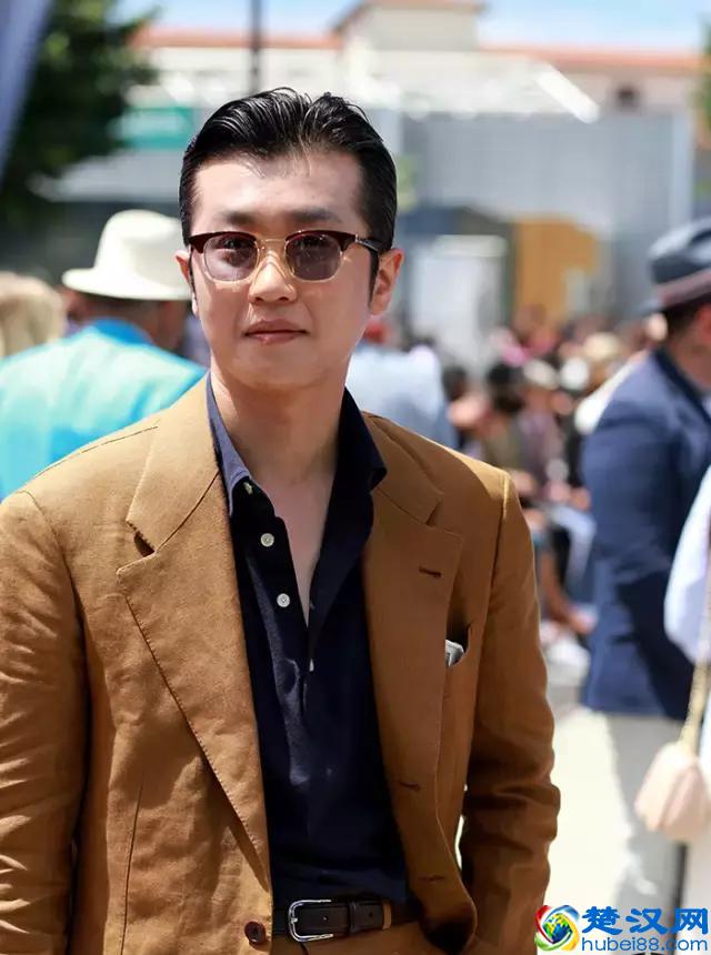 穿西装不一定要配白衬衫，试试这几种颜色