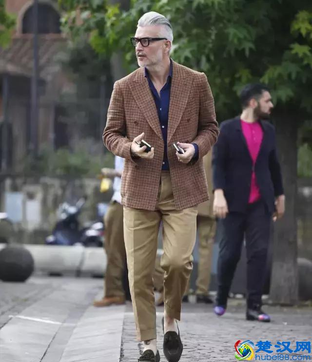 穿西装不一定要配白衬衫，试试这几种颜色