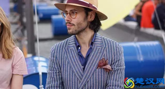 穿西装不一定要配白衬衫，试试这几种颜色