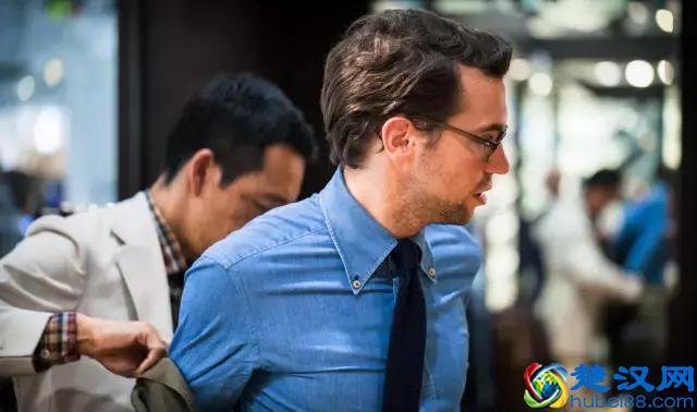 穿西装不一定要配白衬衫，试试这几种颜色