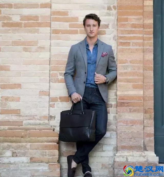 穿西装不一定要配白衬衫，试试这几种颜色