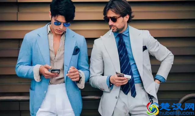 穿西装不一定要配白衬衫，试试这几种颜色