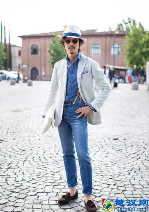 穿西装不一定要配白衬衫，试试这几种颜色