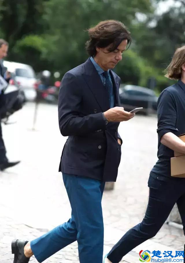 穿西装不一定要配白衬衫，试试这几种颜色