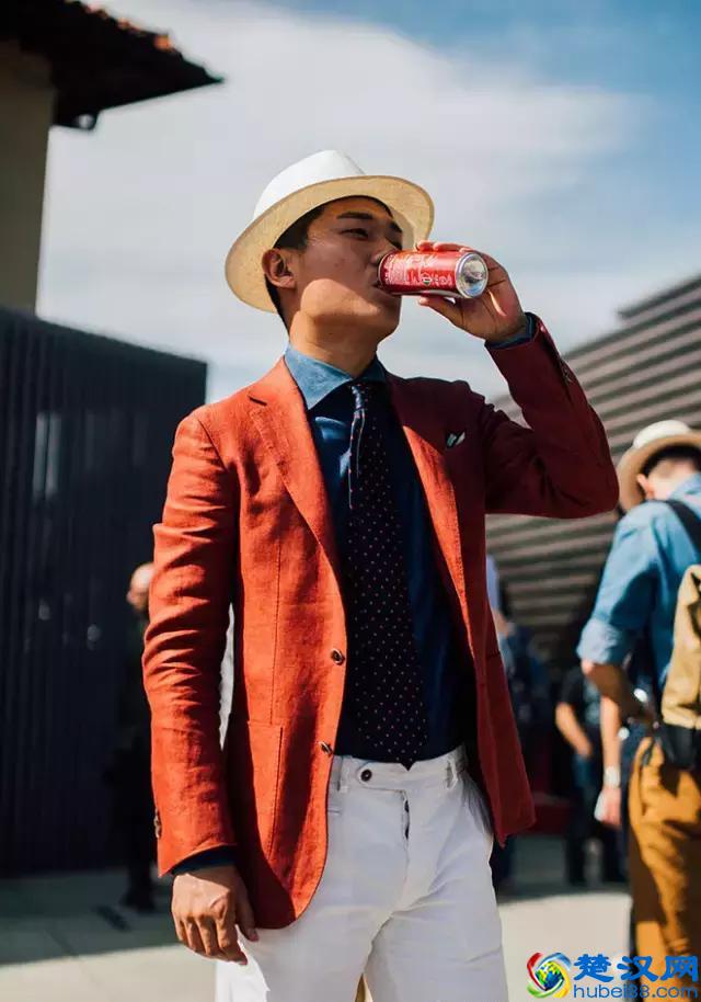 穿西装不一定要配白衬衫，试试这几种颜色