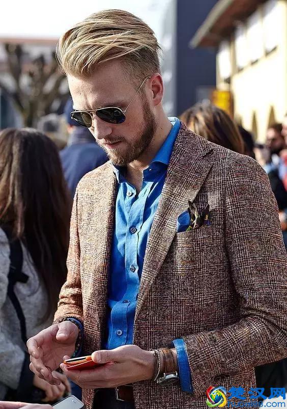 穿西装不一定要配白衬衫，试试这几种颜色