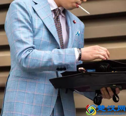 穿西装不一定要配白衬衫，试试这几种颜色