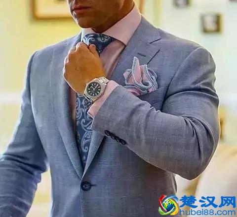 穿西装不一定要配白衬衫，试试这几种颜色