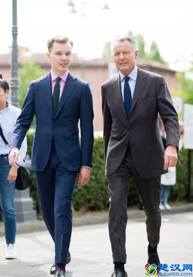 穿西装不一定要配白衬衫，试试这几种颜色