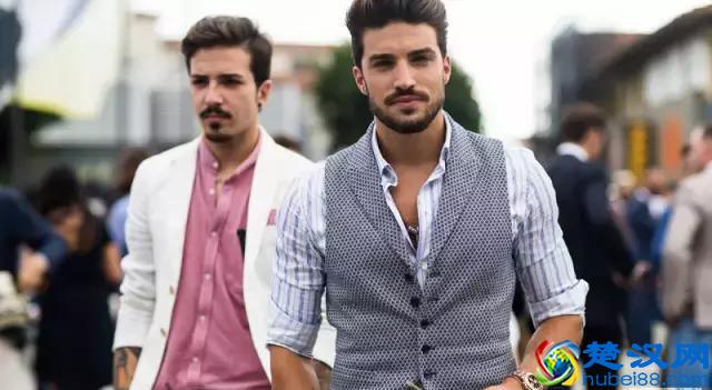 穿西装不一定要配白衬衫，试试这几种颜色