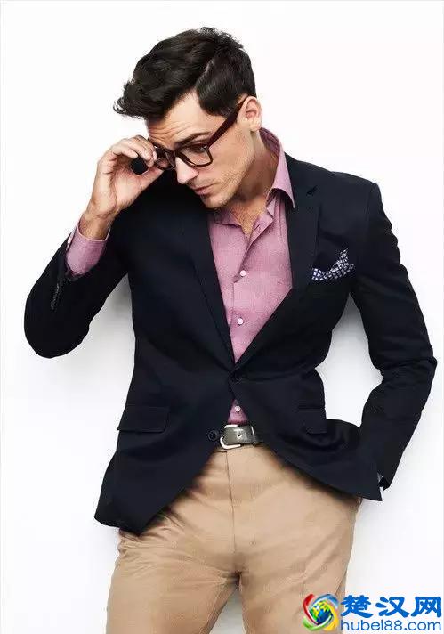 穿西装不一定要配白衬衫，试试这几种颜色