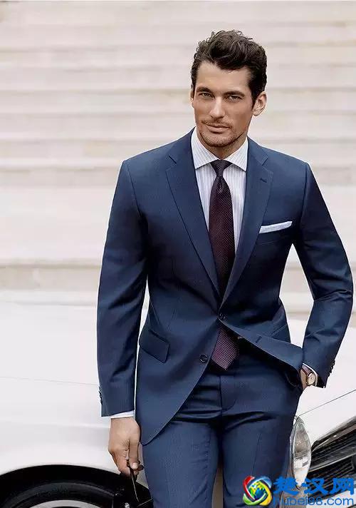 穿西装不一定要配白衬衫，试试这几种颜色