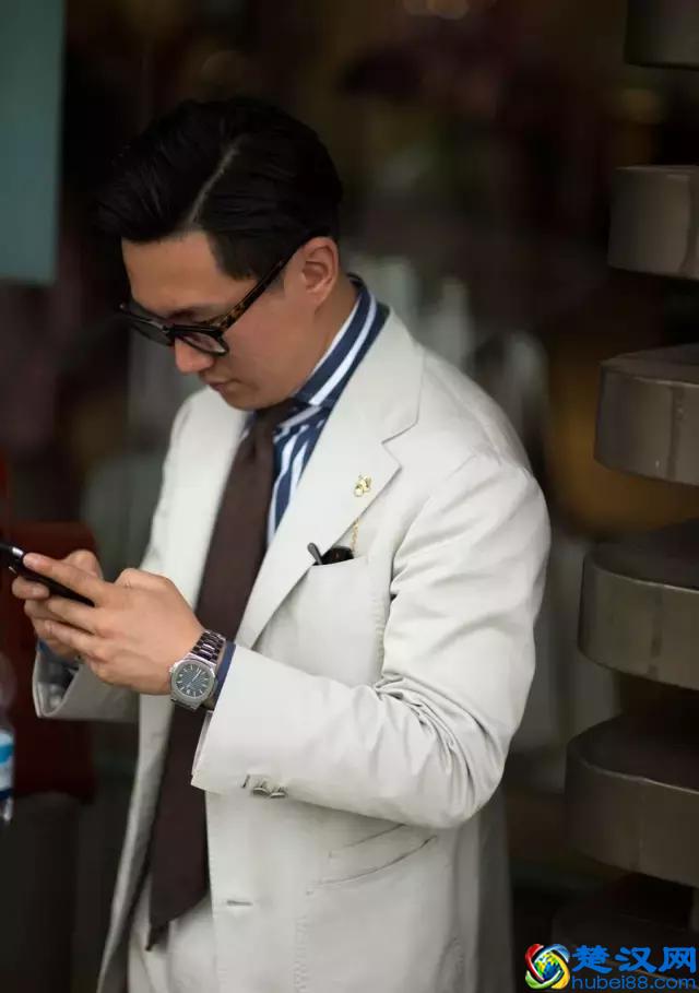 穿西装不一定要配白衬衫，试试这几种颜色