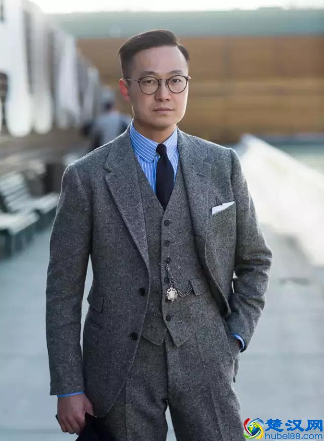 穿西装不一定要配白衬衫，试试这几种颜色