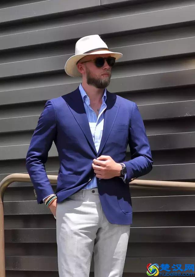 穿西装不一定要配白衬衫，试试这几种颜色