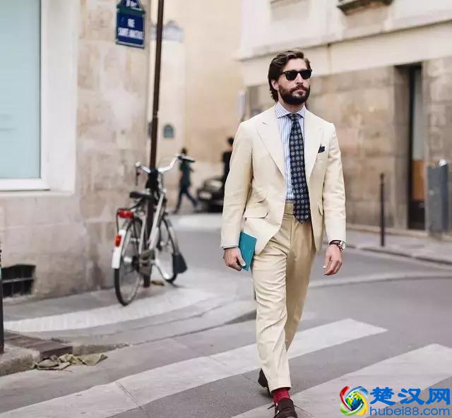 穿西装不一定要配白衬衫，试试这几种颜色