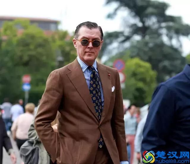 穿西装不一定要配白衬衫，试试这几种颜色