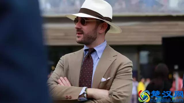 穿西装不一定要配白衬衫，试试这几种颜色