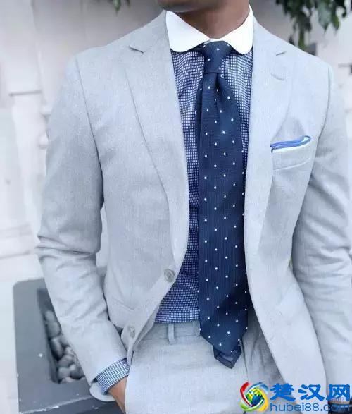 穿西装不一定要配白衬衫，试试这几种颜色