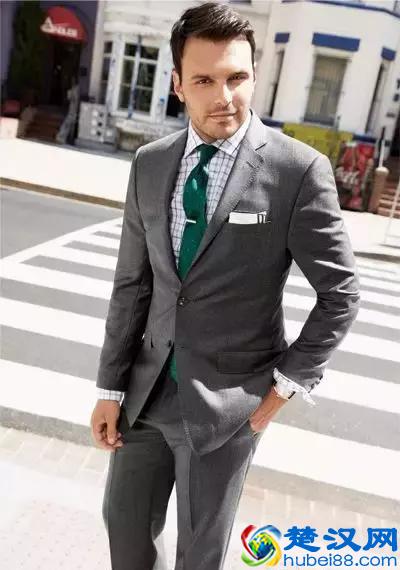 穿西装不一定要配白衬衫，试试这几种颜色