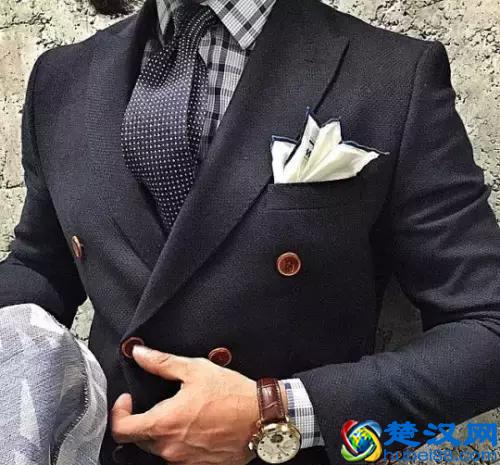 穿西装不一定要配白衬衫，试试这几种颜色