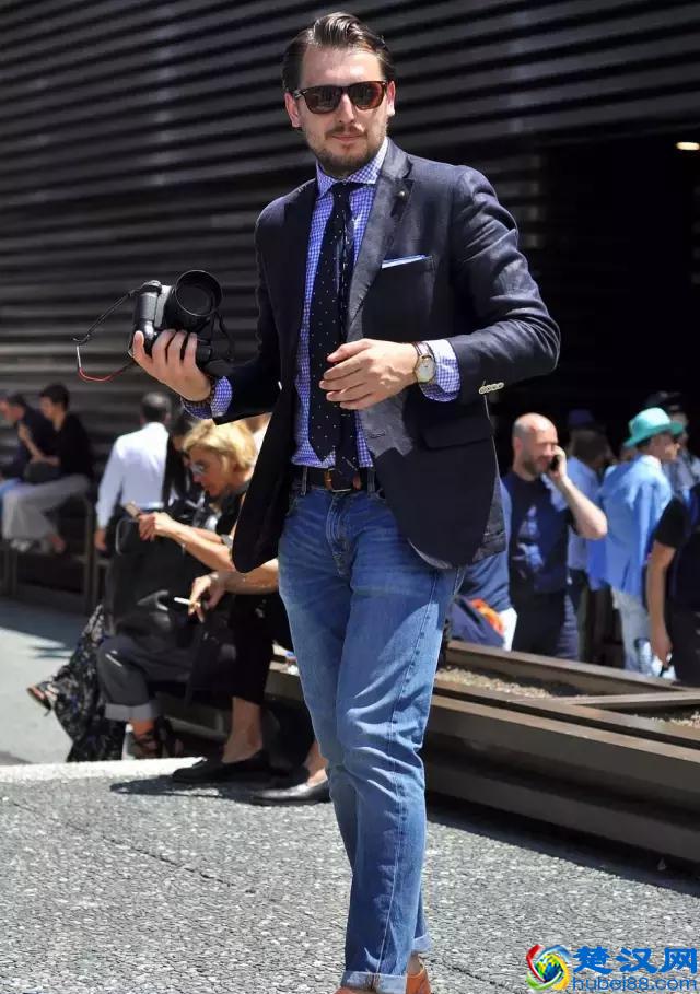 穿西装不一定要配白衬衫，试试这几种颜色