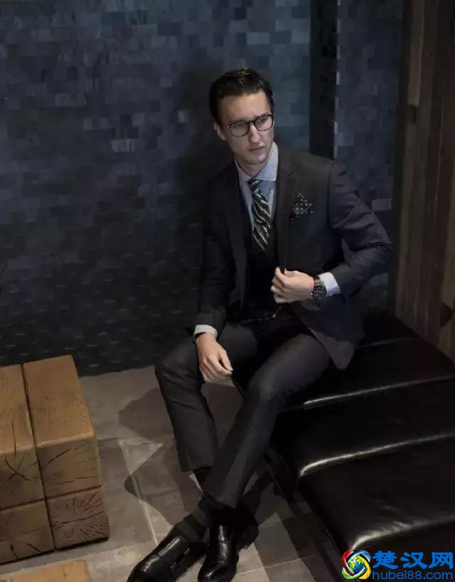 穿西装不一定要配白衬衫，试试这几种颜色