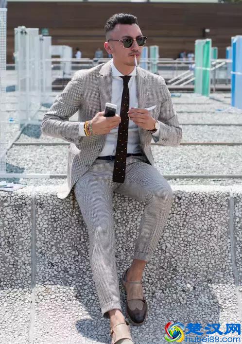 穿西装不一定要配白衬衫，试试这几种颜色