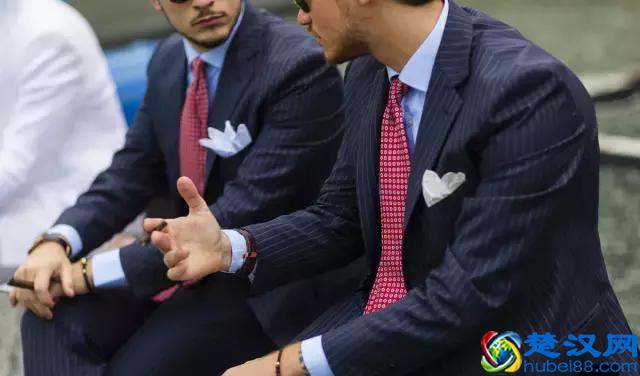 穿西装不一定要配白衬衫，试试这几种颜色