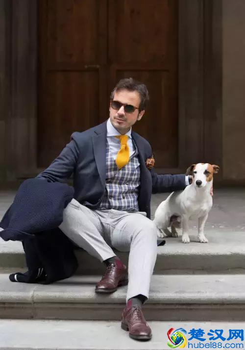 穿西装不一定要配白衬衫，试试这几种颜色