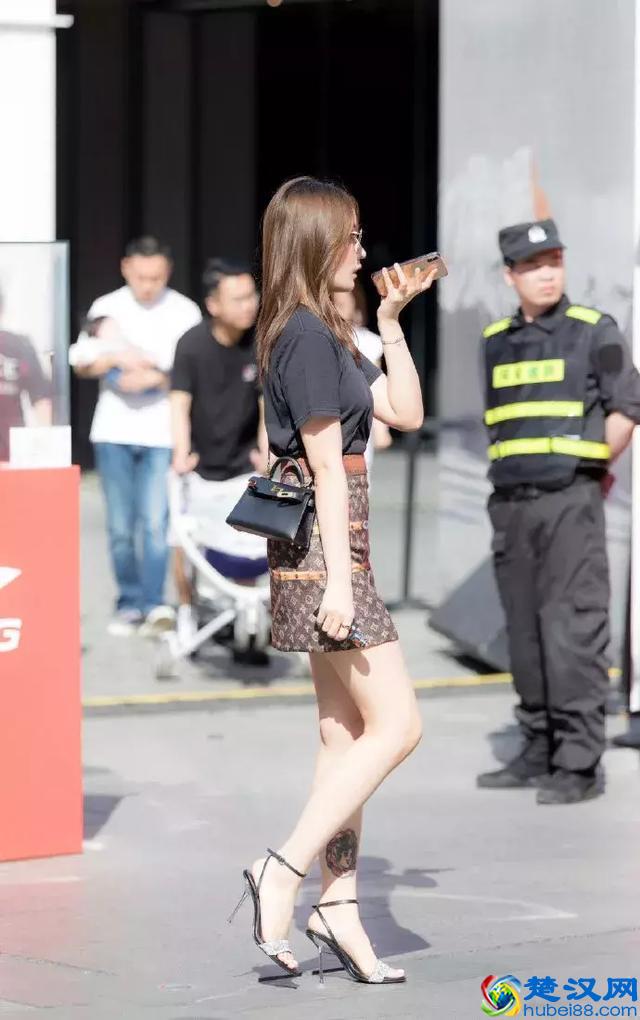 高跟鞋与裙子的搭配，散发出优雅迷人的气息