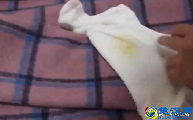 轻松清洗毛呢大衣小技巧，有效去污渍，再也不用拿到干洗店洗了！