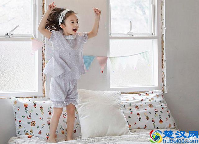 孩子想在家里过得舒适，穿睡衣是最好的选择