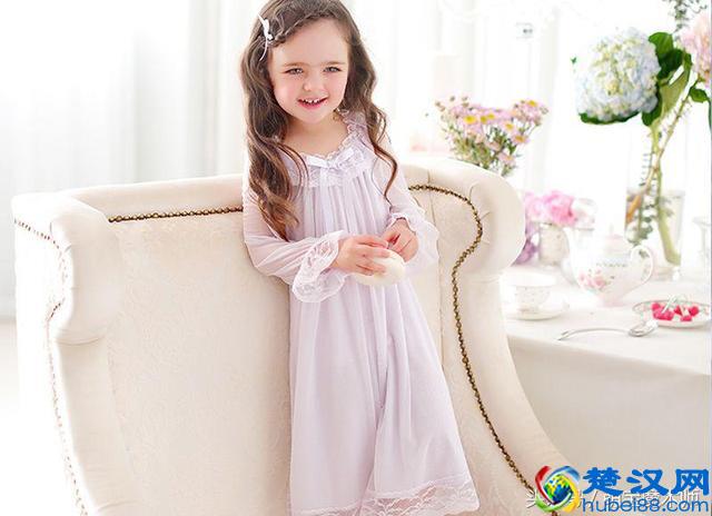 孩子想在家里过得舒适，穿睡衣是最好的选择