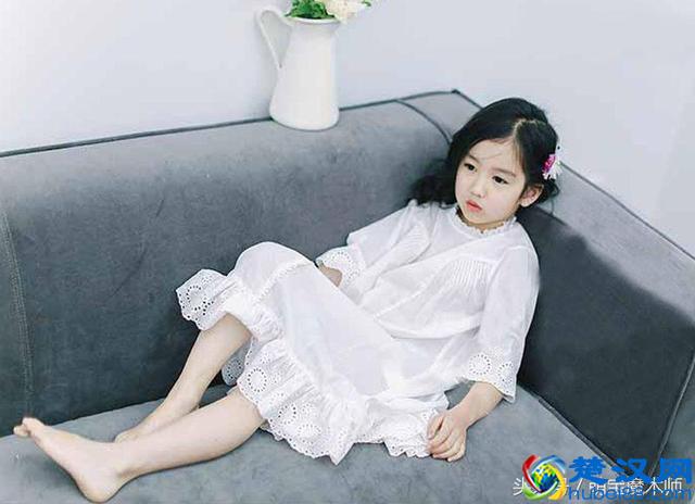 孩子想在家里过得舒适，穿睡衣是最好的选择