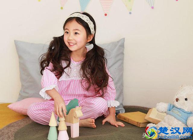 孩子想在家里过得舒适，穿睡衣是最好的选择