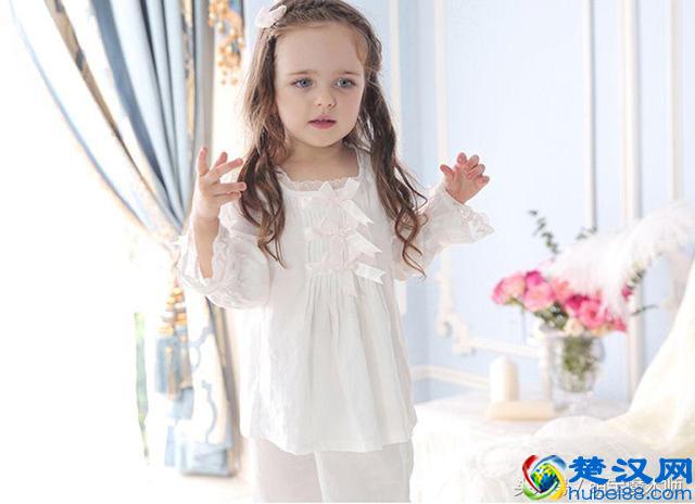 孩子想在家里过得舒适，穿睡衣是最好的选择