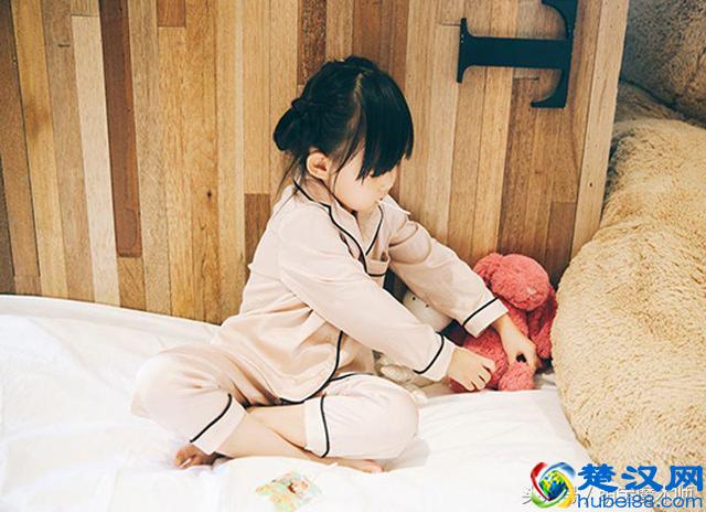 孩子想在家里过得舒适，穿睡衣是最好的选择