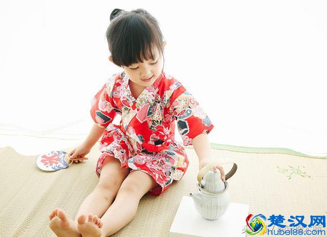 孩子想在家里过得舒适，穿睡衣是最好的选择