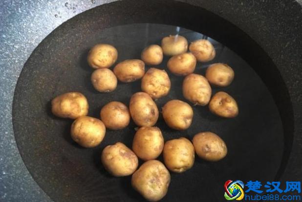 土豆别再炒着吃，试试这种做法，简单到没朋友，比大鱼大肉还好吃